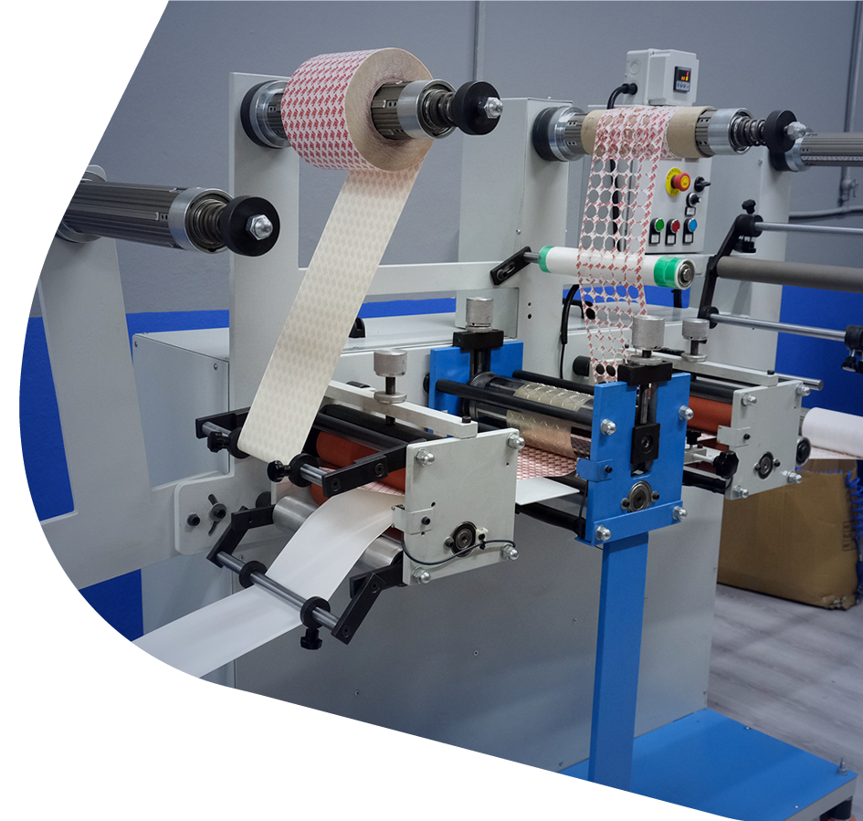 Soğuk laminasyonlu rotary etiket kesim makinasında işlenen desenli etiket ruloları