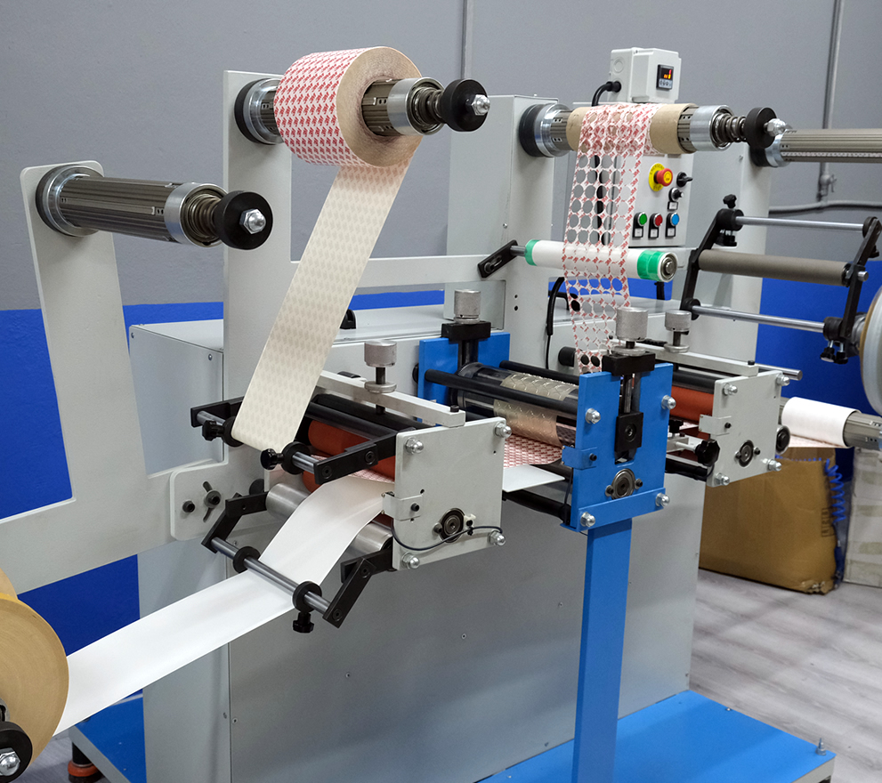 Soğuk laminasyonlu rotary etiket kesim makinasında işlenen desenli etiket ruloları
