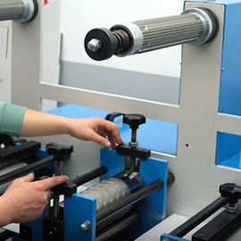 Teknisyenin rotary makina ayarı yapması